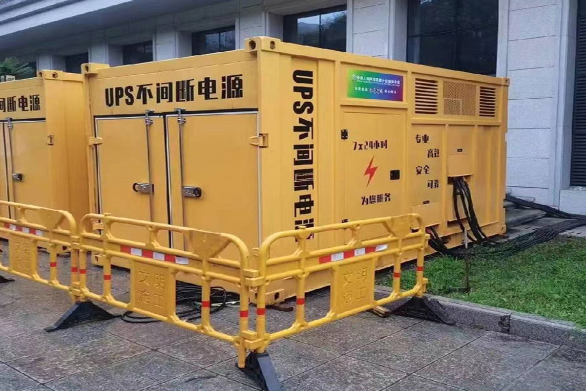 翠峦发电机租赁施工现场